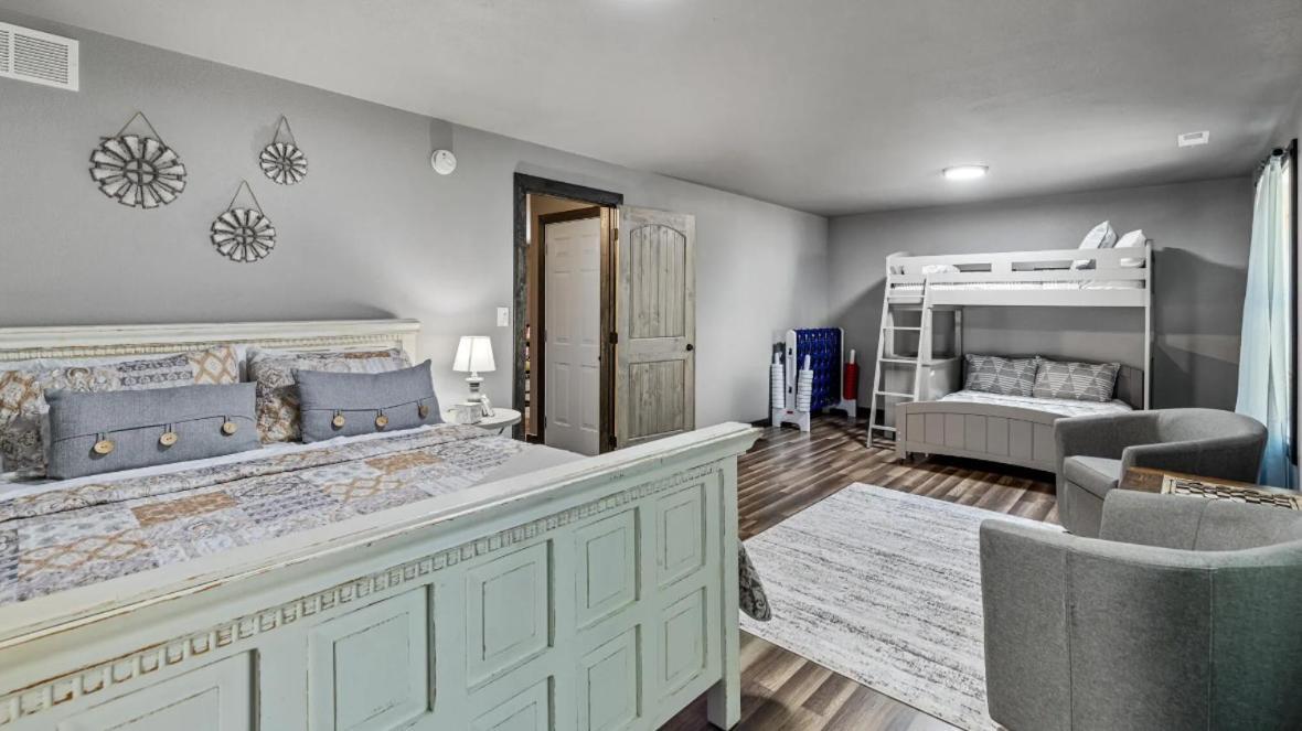 Lil Cabin In The Cove! Mtn Views, Theater, Hot Tub, Games, King Beds, Prime Location! Sevierville Dış mekan fotoğraf